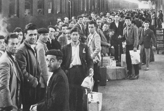 treno-valigie-di-cartone